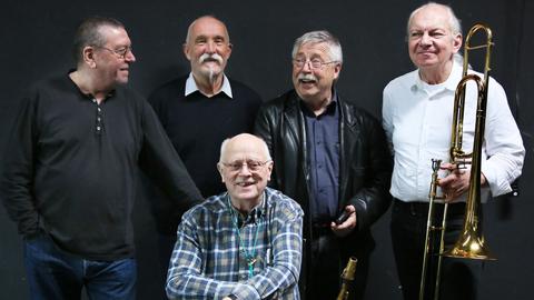 Die vier Musiker der Jazzband Zentralquartett (Ulrich Gumpert, Günter Baby Sommer, Ernst-Ludwig Petrowski und Konrad Bauer) sowie der Liedermacher Wolf Biermann (2.v.r.).