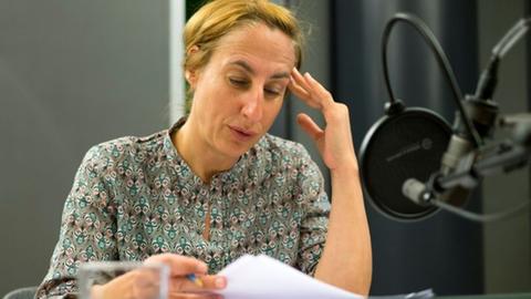 Die Schriftstellerin Judith Hermann liest vor einem Mikrofon
