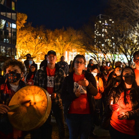 Teilnehmer einer Mahnwache in Calgary erinnern an die toten Kinder und die Überlebenden der "residential schools" in Kanada.