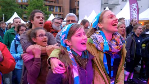Besucherinnen des Katholikentags 2018 bei einem Konzert
