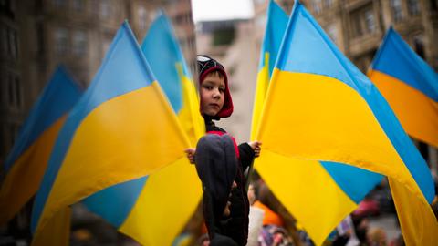 Kind mit Flaggen der Ukraine