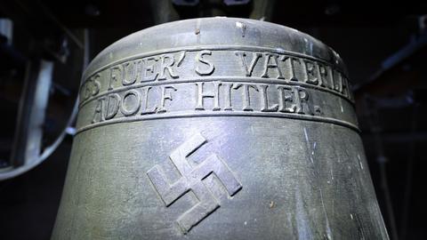 Kirchenglocke mit Hakenkreuz und dem Spruch "Alles fuer's Vaterland - Adolf Hitler"