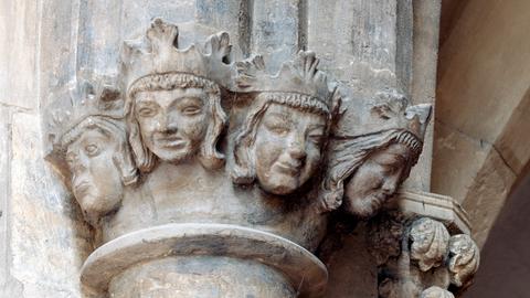 Kapitell mit Köpfen der Könige und Königinnen im Agneskloster Prag