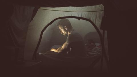 Mann im Zelt