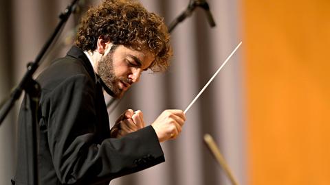 Emmanuel Tjeknavorian dirigiert.