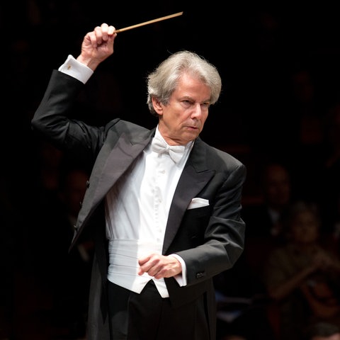 Hartmut Haenchen dirigiert.