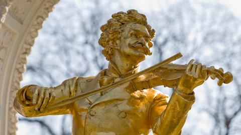 Das Denkmal für Johann Strauss in Wien glänzt ganz in Gold.