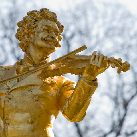 Das Denkmal für Johann Strauss in Wien glänzt ganz in Gold.