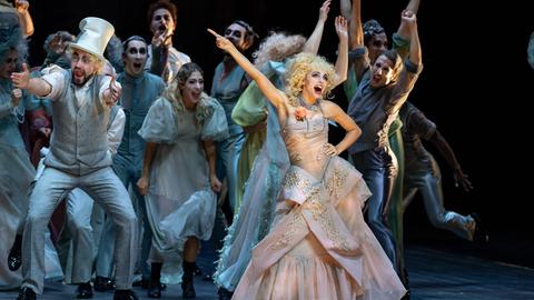 Lea Desandre als Venus in der Oper "Orpheus in der Unterwelt" bei den Salzburger Festspielen