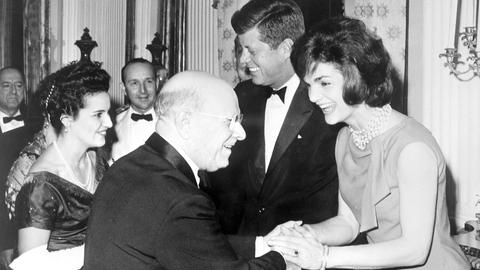 Jacqueline Kennedy begrüßt Pau Casals.