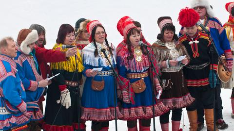 Samische Männer und Frauen singen zum samischen Nationalfeiertag (6. Februar).