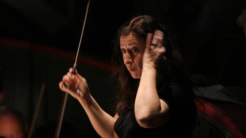 Simone Young dirigiert.
