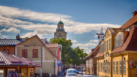 Blick entlang einer Straße in Ventspils Richtung Lutherischer Kirche