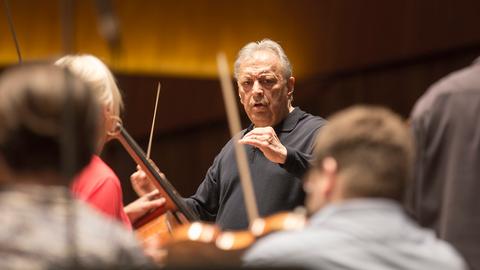Zubin Mehta dirigiert.