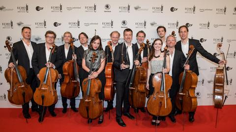 Die 12 Cellisten der Berliner Philharmoniker freuen sich 2017 bei der Verleihung des Echo-Klassik.