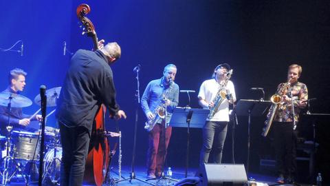 Die skandinavische Jazz-Combo Koma Saxo mit Christian Lillinger (dr.), Pedder Eldh (b.) und den Saxophonisten Jonas Kullmammar, Otis Sandsjö und Mikko Innanen 