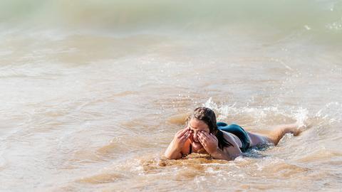 Mädchen badet im Meer.