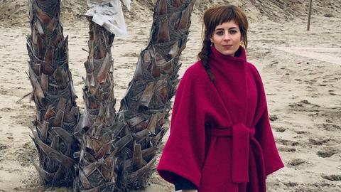 Die Autorin Leona Stahlmann steht am Strand