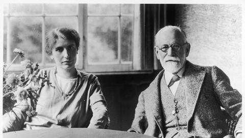 Anna Freud mit ihrem Vater Sigmund, 1928 nahe Berlin