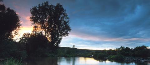 Flusslandschaft im Abendlicht, Deutschland, Bayern, Maintal