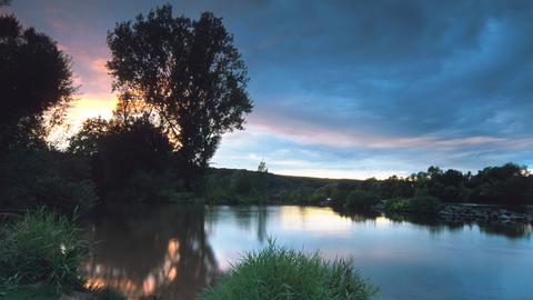 Flusslandschaft im Abendlicht, Deutschland, Bayern, Maintal