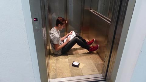 Schüler sitzt in Aufzug