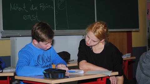 Annika Scheffel mit einem Schüler