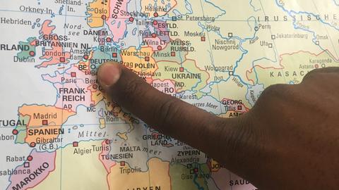 Finger zeigt auf Landkarte