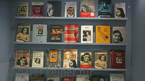 Regal mit Büchern über Anne Frank im Jüdischen Museum Frankfurt