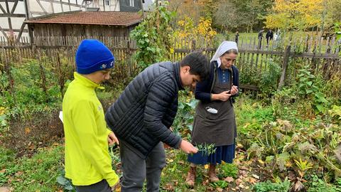 Schülerinnen und Schüler im Garten im Hessenpark