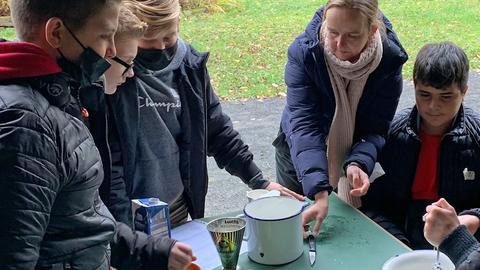 Schülerinnen und Schüler beim Kochen im Hessenpark