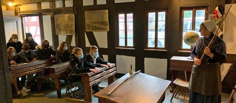 Schülerinnen und Schüler in einem alten Schulraum im Hessenpark