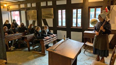 Schülerinnen und Schüler in einem alten Schulraum im Hessenpark