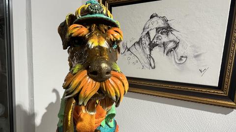 Skulptur eines Phantasie-Tieres mit Pfeife im Maul