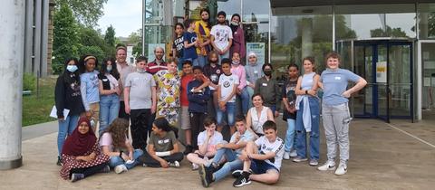 Klassenfoto vor dem Museum für Kommunikation