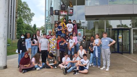 Klassenfoto vor dem Museum für Kommunikation