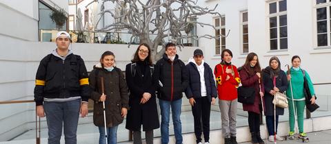Schülergruppe, einige mit Langstock, vor dem jüdiuschen Museum