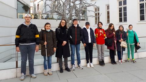 Schülergruppe, einige mit Langstock, vor dem jüdiuschen Museum