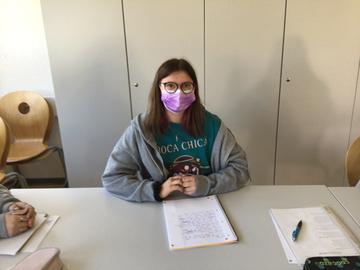 Schülerin mit Maske 