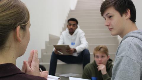  Saskia Hennig von Lange spricht mit Schülern 