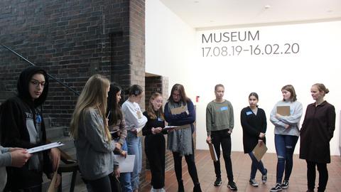 SchülerInnen lesen ihre Texte im Museum 