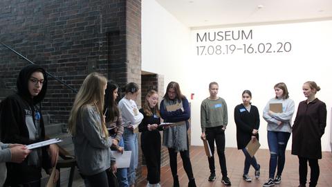 SchülerInnen lesen ihre Texte im Museum 