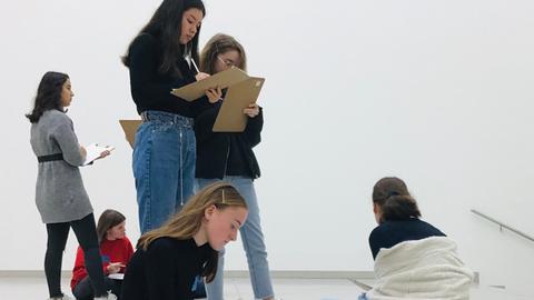 Schülerinnen mit Schreibkladden im Museum