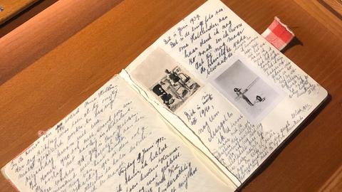 Tagebuch von Anne Frank in Vitrine