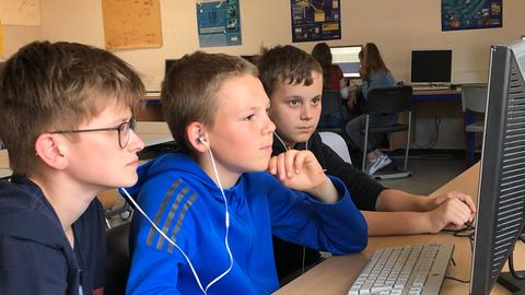 Kinder vorm Computer mit Kopfhörer