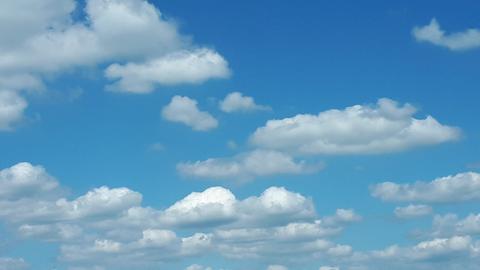 Wolken vor blauem Himmel