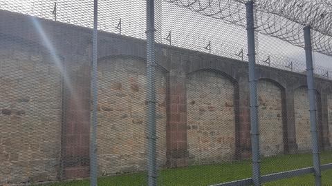 Gefängnismauer mit Stacheldraht