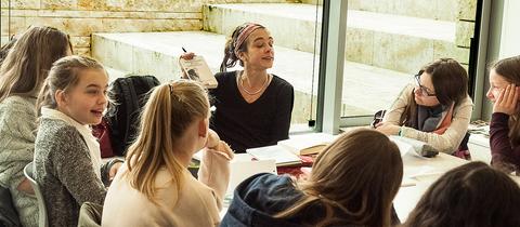 Schüler des Wilhelmsgymnasium Kassel mit Silke Scheuermann in der GRIMMWELT Kassel