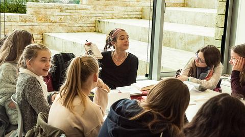 Schüler des Wilhelmsgymnasium Kassel mit Silke Scheuermann in der GRIMMWELT Kassel