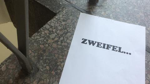 Blatt mit Schrift auf Treppenabsatz